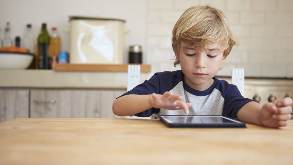 Dječak na tabletu (Foto: Thinkstock)