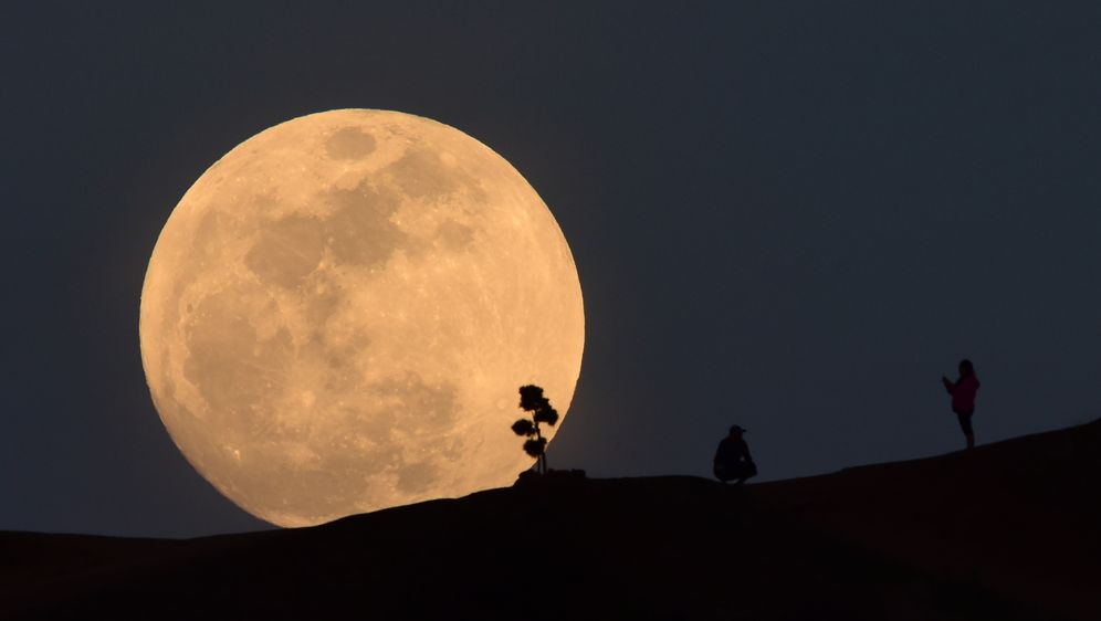 Superkrvavi plavi Mjesec iznad Los Angelesa (Foto: AFP)