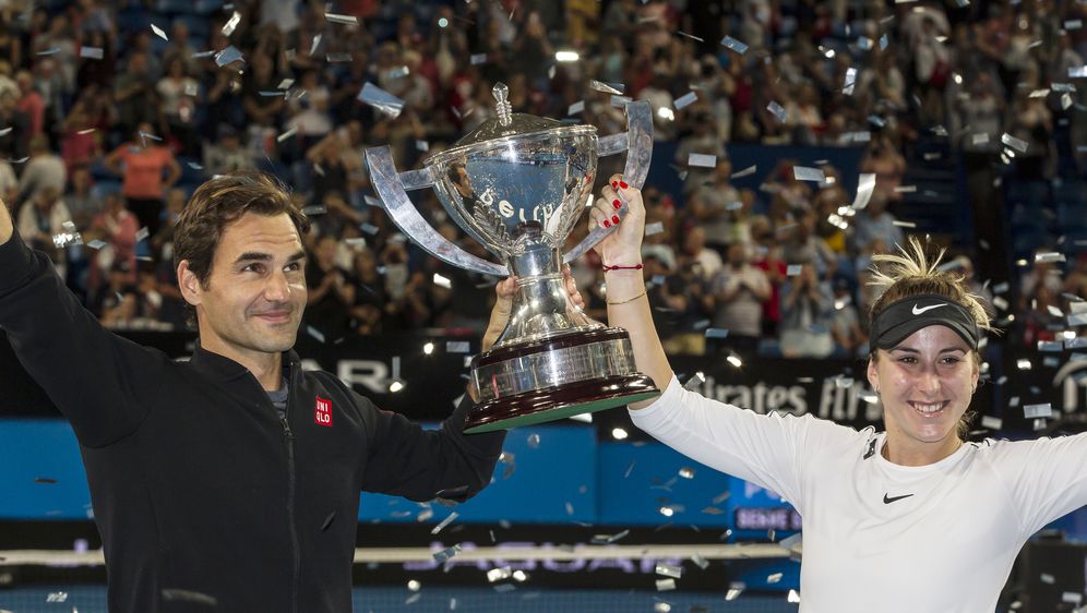 Federer i Benčić s trofejem Hopman Cupa (Foto: AFP)