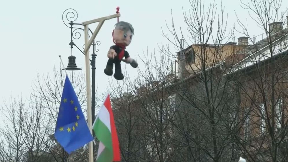 Igračka Orbana obješena na vješala dio povorke protesta u Budimpešti (Foto: Dnevnik.hr)
