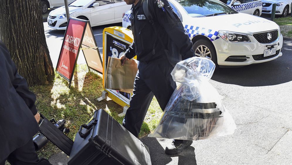 Australski policajac s paketima koji su poslani stranim konzulatima (Foto: AFP)