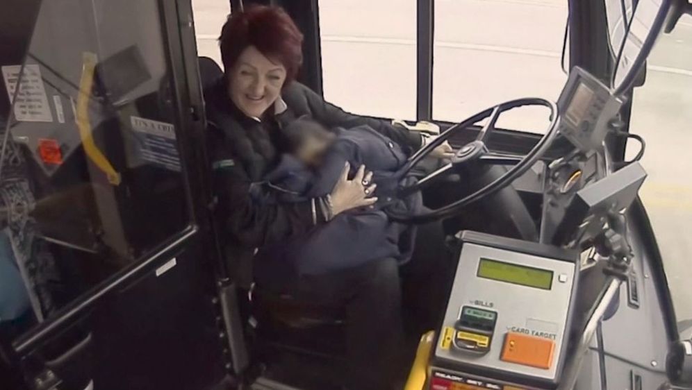 Vozačica autobusa podrijetlom iz Srbije u Americi spasila dječaka ostavljenog na hladnoći (Screenshot: AP)