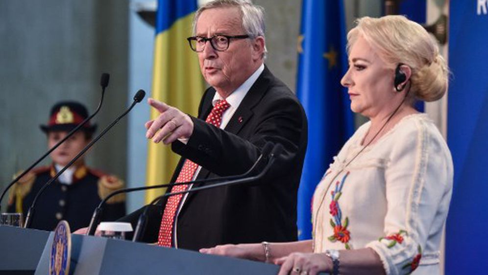 Jean Claude Juncker i rumunjska premijerka Viorica Dancila (Foto: AFP)