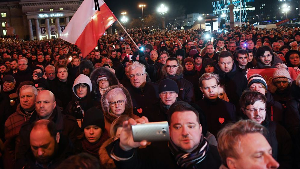 Prosvjed u Varšavi (Foto: Janek SKARZYNSKI / AFP)
