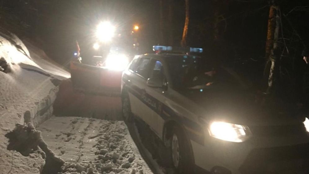 Policajci su djecu nosili kroz duboki snijeg (Foto: MUP) - 7