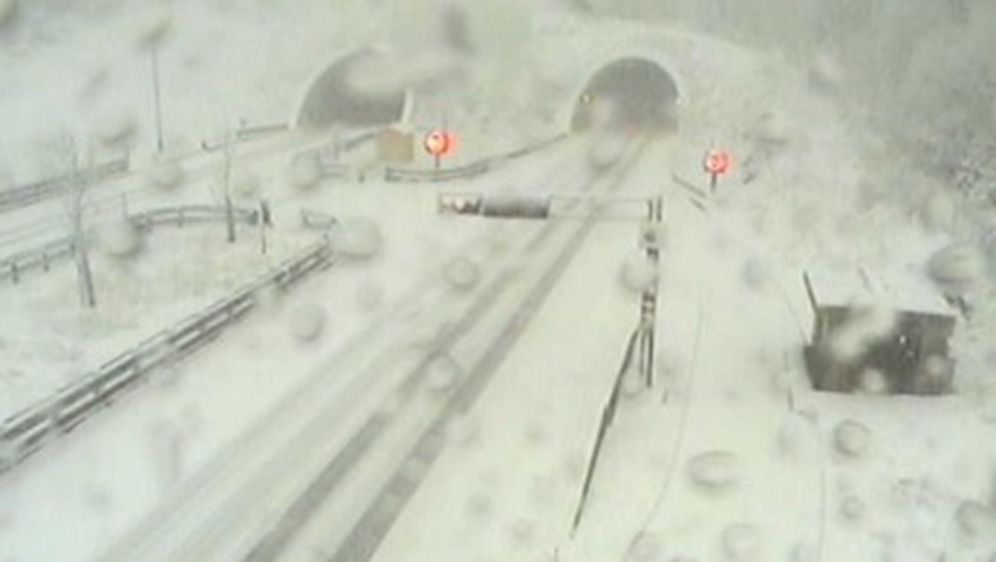 Snijeg ispred tunela Vršek na autocesti A6 (Foto: screenshot/HAK)
