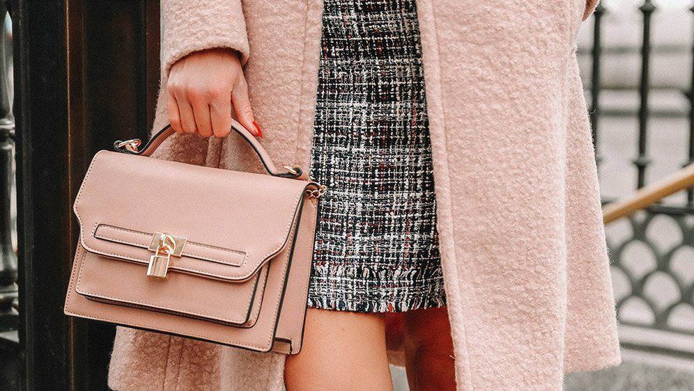 Pojedini modni dodaci poput mini torbica s ručkom odjevnoj kombinaciji daju dašak otmjenosti
