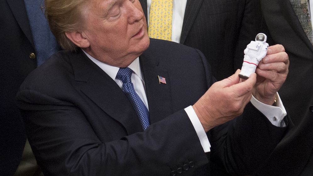 Donald Trump s figuricom astronauta (Foto: Arhiva/AFP)