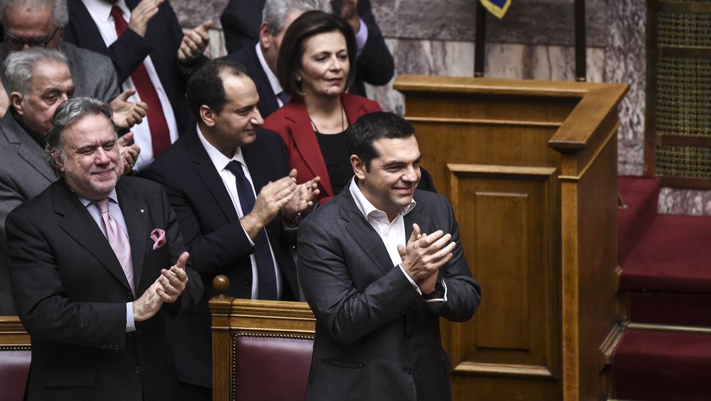 Grčki premijer Alexis Tsipras pozdravlja ratifikaciju sporzuma s Makedonijom u grčkom parlamentu (Foto: AFP)
