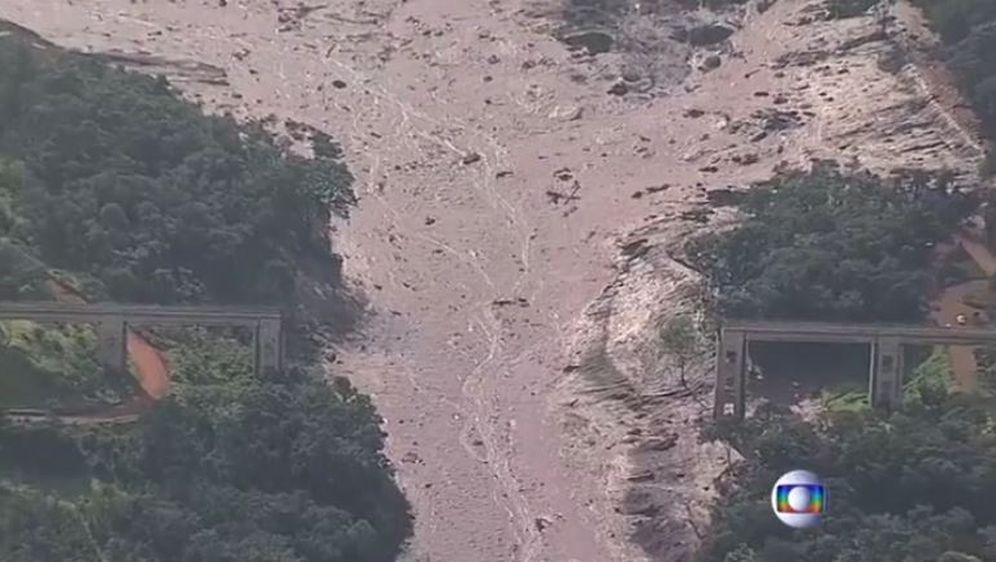 Mulj nakon puknuća brane (Screenshot: Reuters)