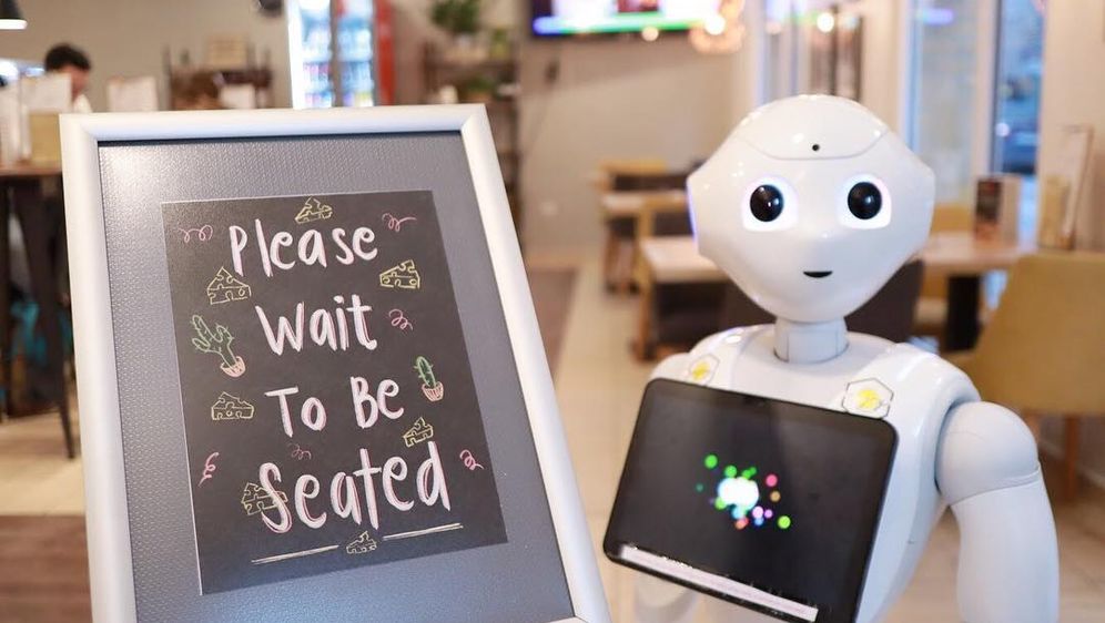 Robot Pepper (Foto: Enjoy Budapest Café/Facebook)