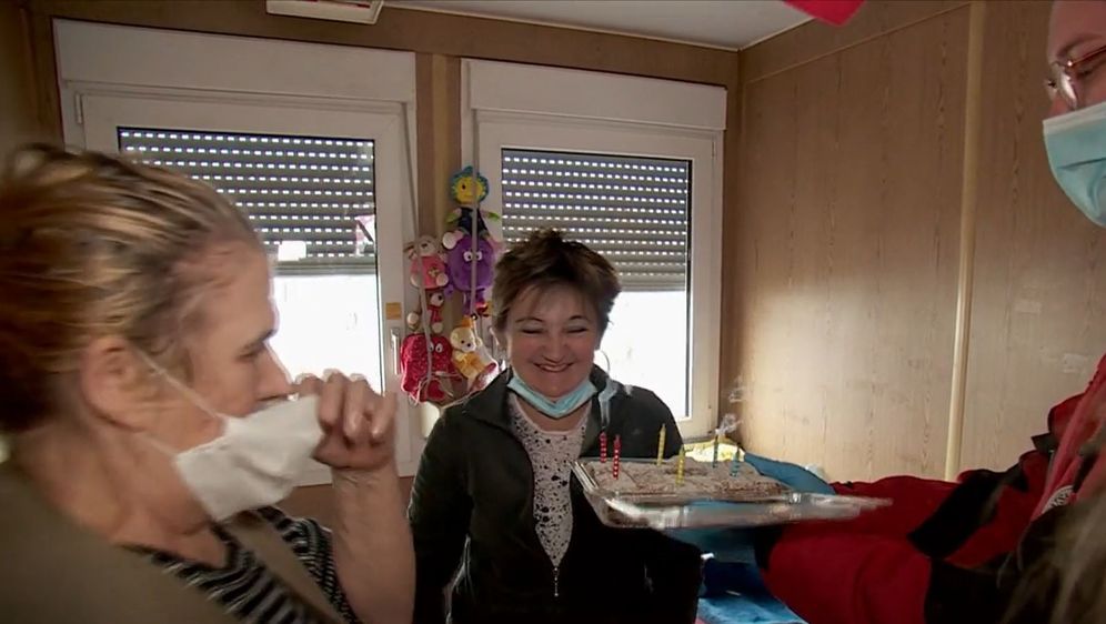 Crveni križ donio tortu Snježani Žučko - 1