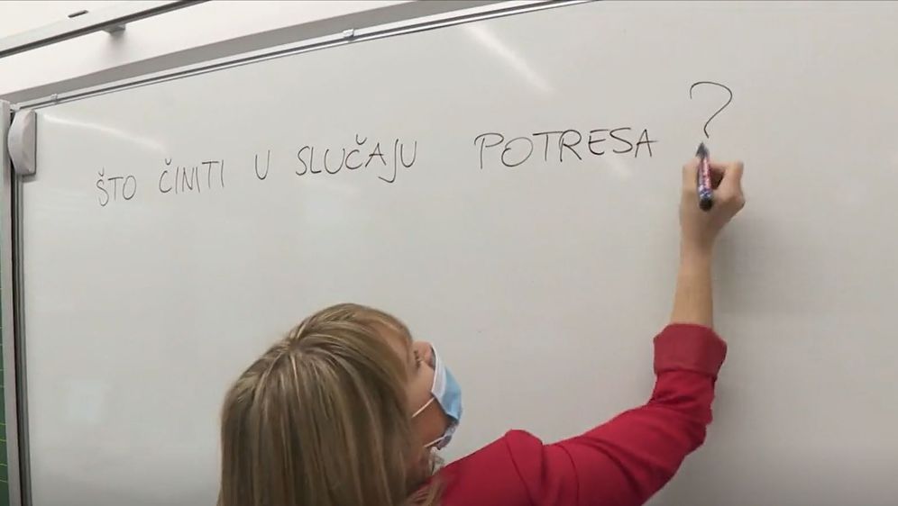 Učiteljica na ploču napisala: Što činiti u slučaju potresa?