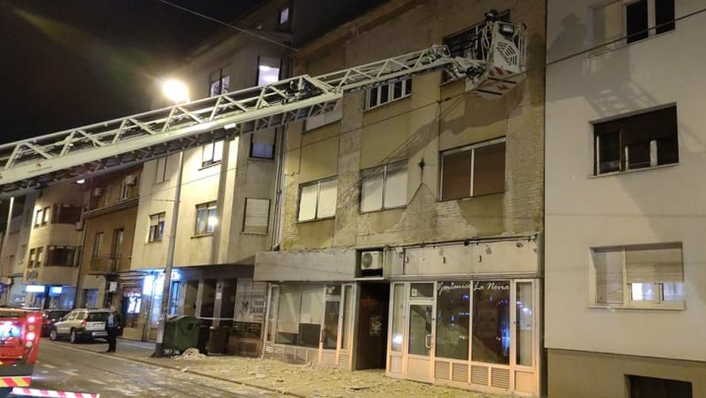 Vatrogasci uklanjaju opasne dijelove fasade