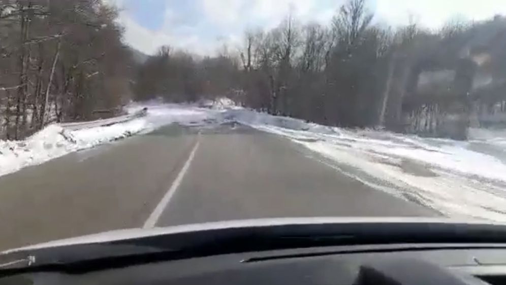 Snijeg na cesti