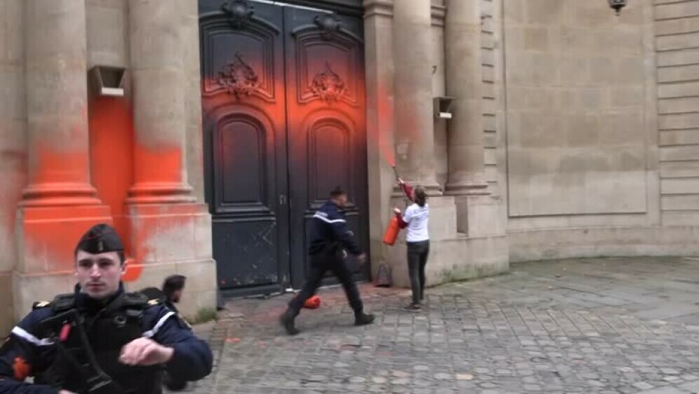 Klimatski aktivisti prebojali ulazna vrata ureda francuske premijerke