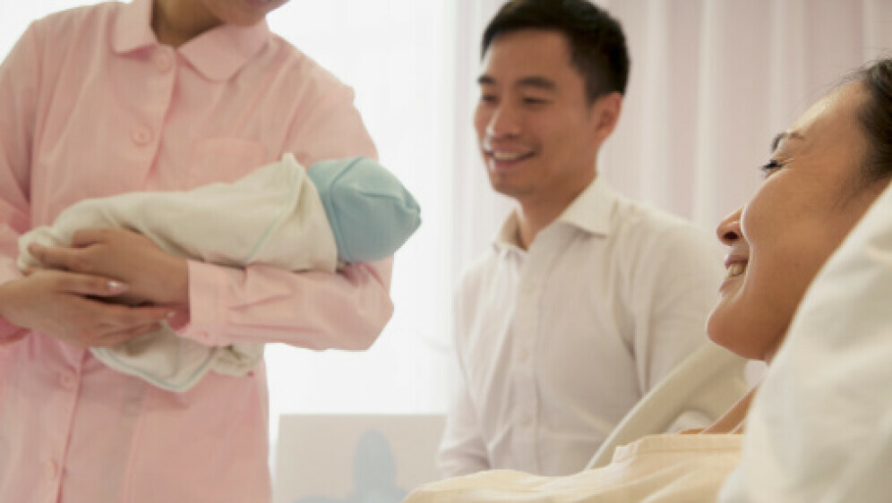 Roditelji s novorođenim djetetom