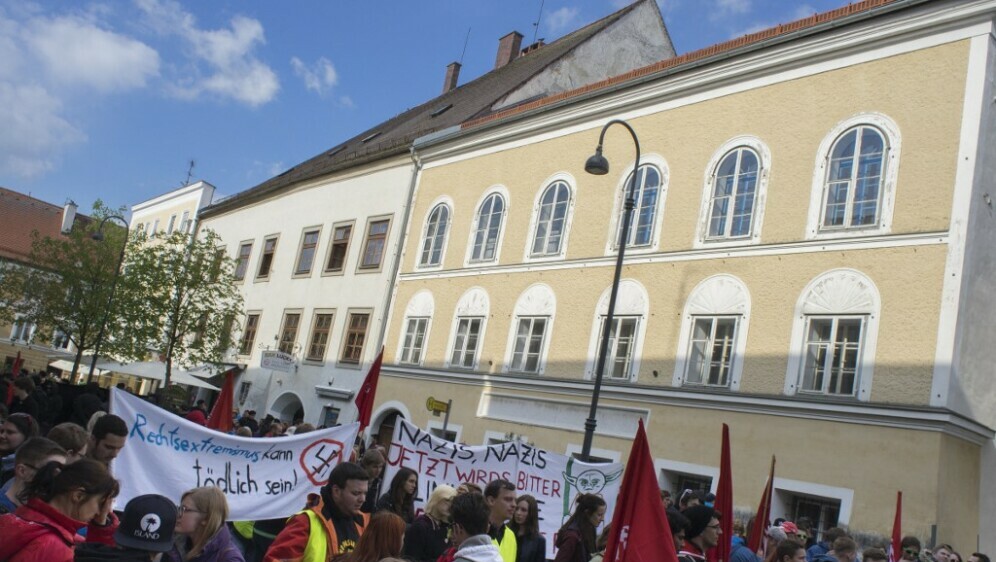 Prosvjednici protiv nacista okupljeni ispred rodne kuće Adolfa Hitlera (žuta kuća desno)