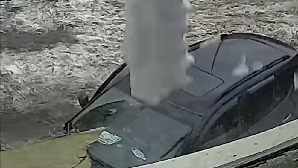 Komad leda pada na automobil