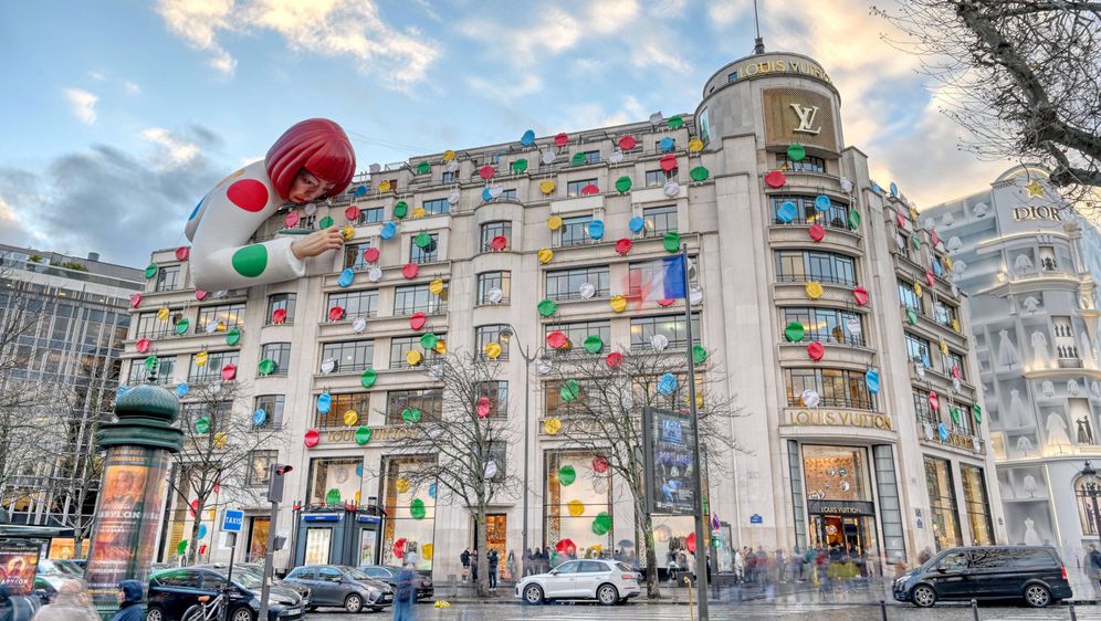 Trgovinu modne kuće Louis Vuitton u Parizu krasi divovska skulptura japanske umjetnice Yayoi Kusame