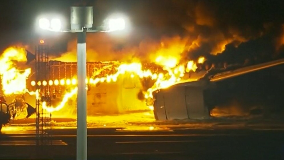Na aerodromu u Tokiju se zapalio avion