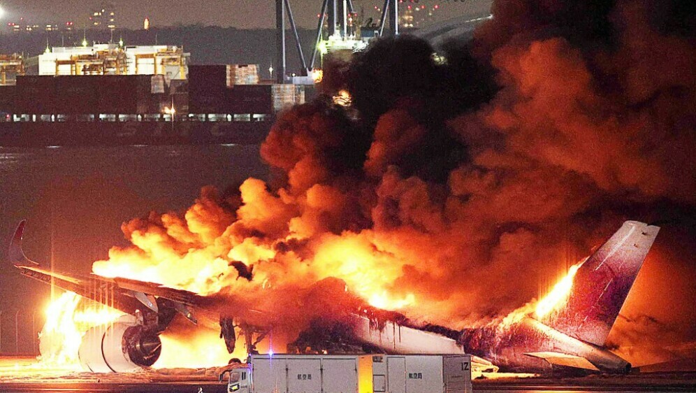 Avion izgorio na aerodromu u Tokiju nakon sudara s drugom letjelicom