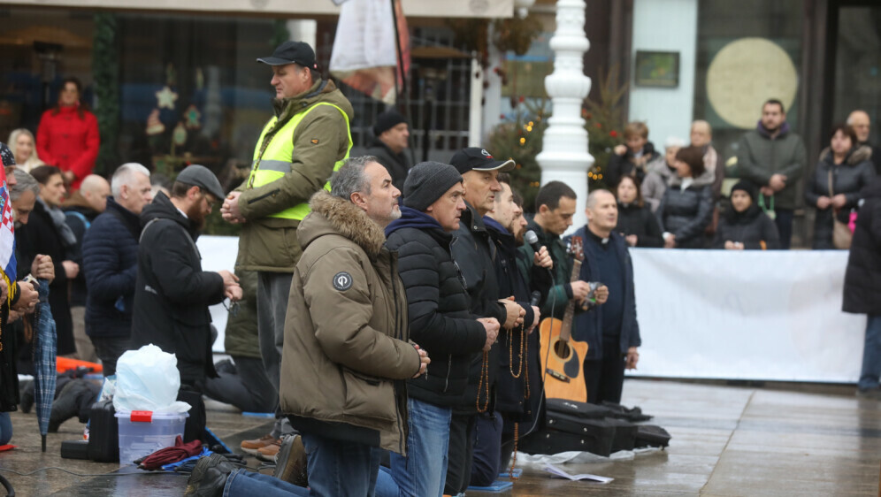 Molitelji na trgu i kontraprosvjed