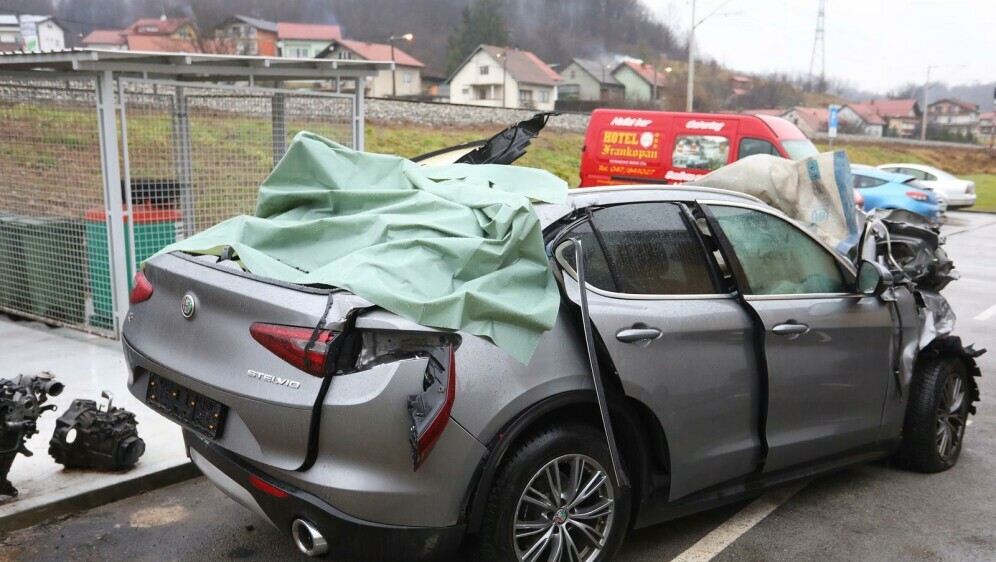 Karlovac: Olupina auta u kojem je poginuo bračni par iz Rijeke