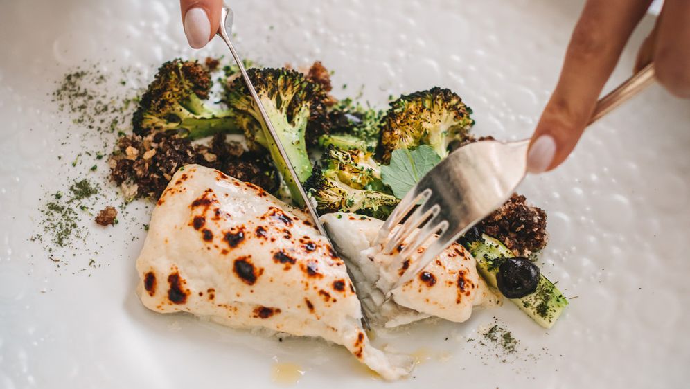 File romba, zapečen s kremom od parmezana i začinskog bilja, pečena brokula, crumble od crnog češnjaka