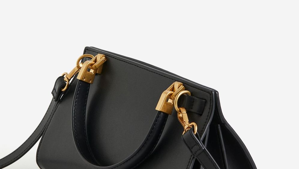 Torba ima kratku i dugu ručku