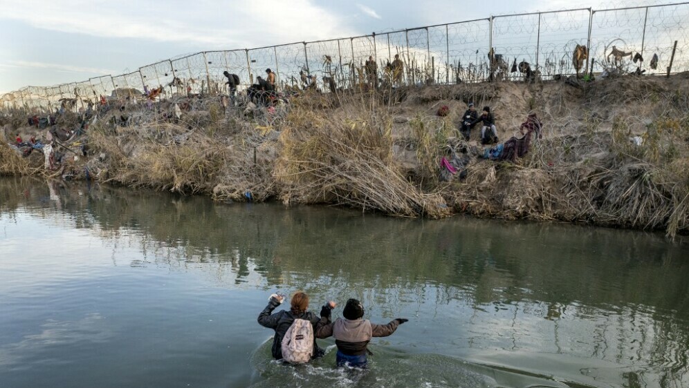 Migranti pokušavaju prijeći granicu između Meksika i SAD-a - 1