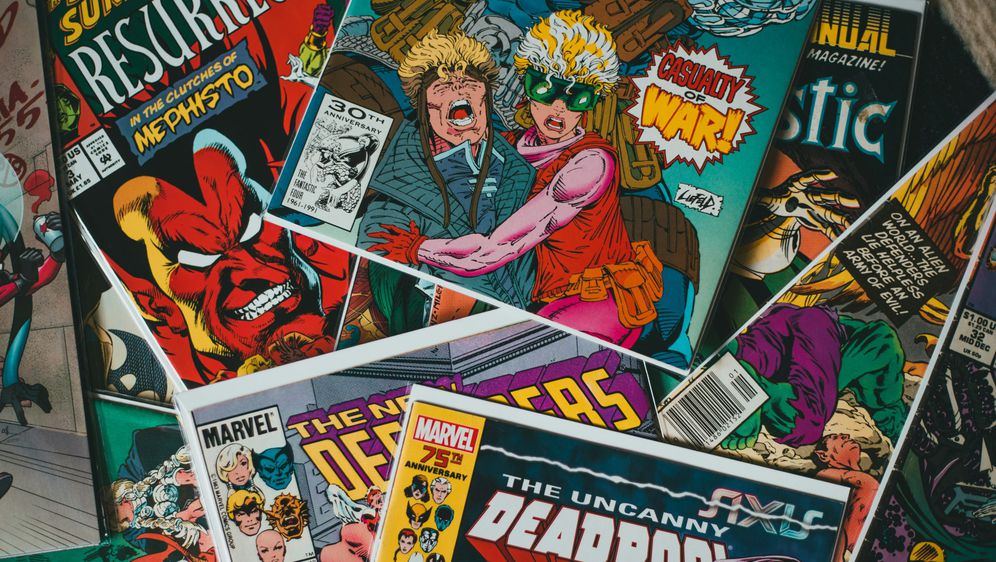 stripovi o superjunacima poslagani jedni na druge