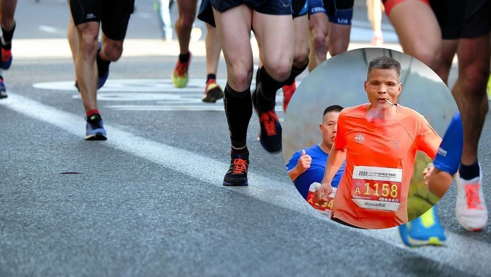 čovjek nazvan Chen trći maraton s cigaretom u ustima preko pozadine od nogu trkača