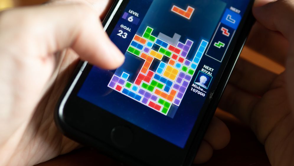 igranje videoigre tetris na mobitelu