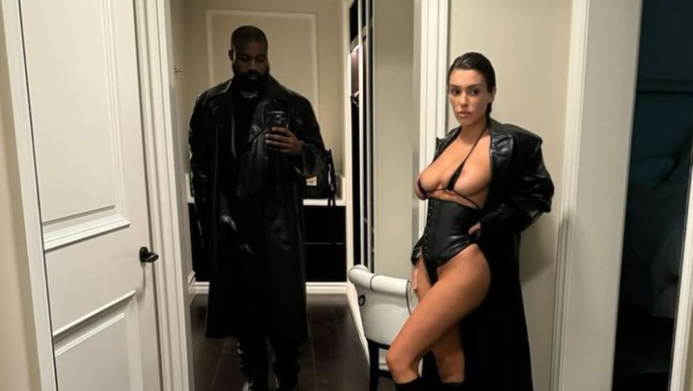 Kanye West i supruga Bianca Censori poziraju u hodniku ispred ogledala