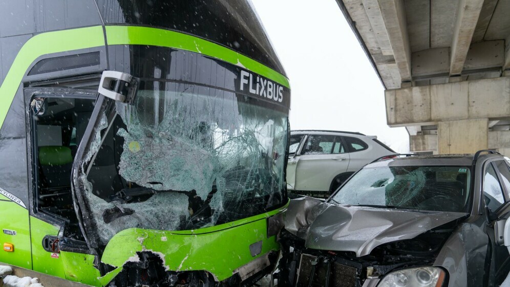 Prometna nesreća između automobila i busa