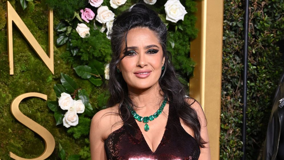 Salma Hayek sa sijedom kosom na 82. dodjeli nagrade Zlatni globus