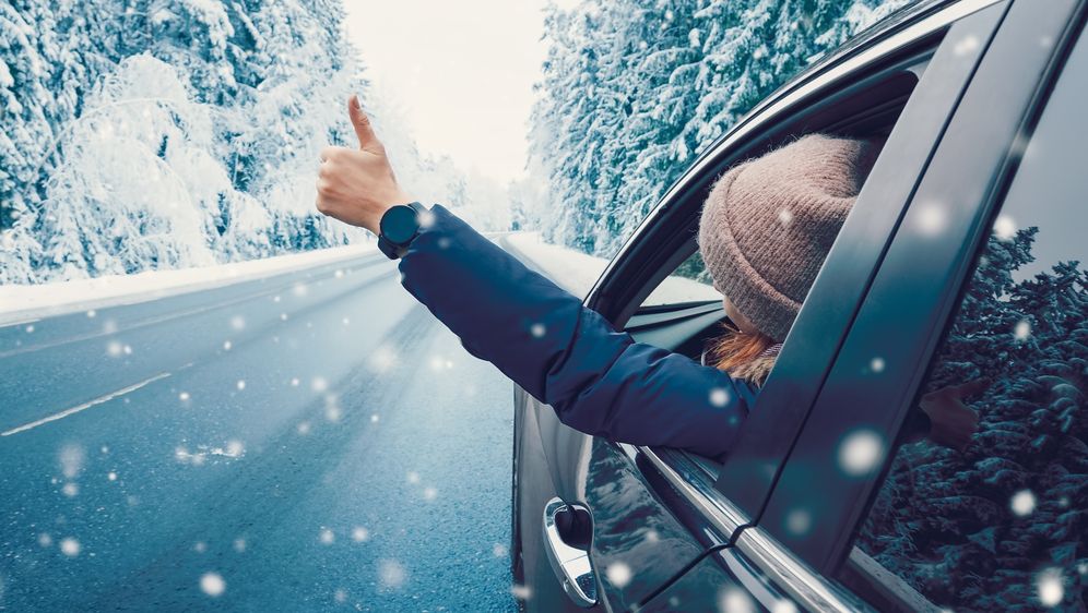 Žena u automobilu na snijegu