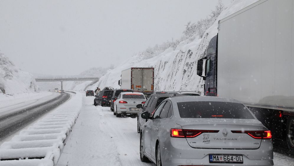 Snijeg na autocesti (ilustracija)