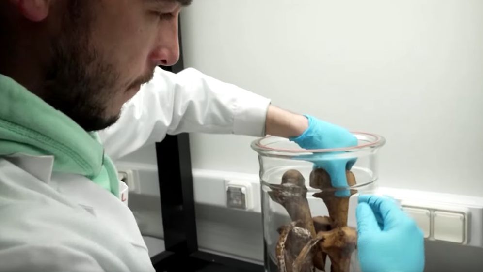 Clement Martin pripravlja sastojske za izradu mirisa kostiju