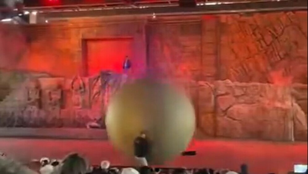 Radnik zustavlja kuglu