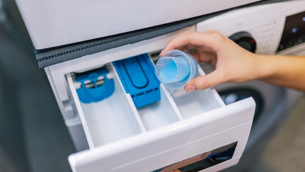 Žena stavlja omekšivač u perilicu rublja