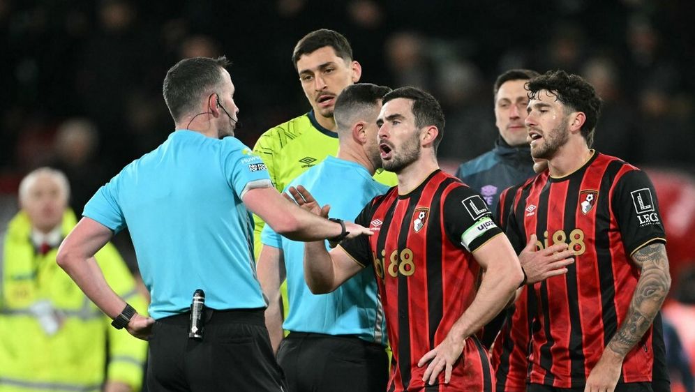 Sudac Kavanagh s igračima Bournemoutha