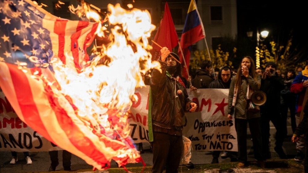 Prosvjednici pale američku zastavu