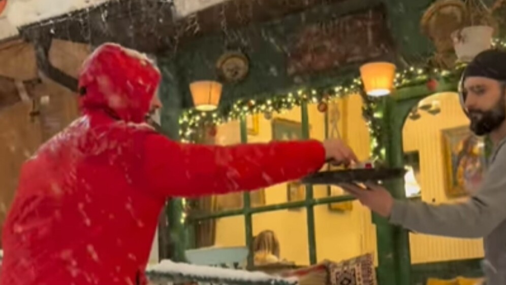 Naručivanje kave po snijegu u Sarajevu