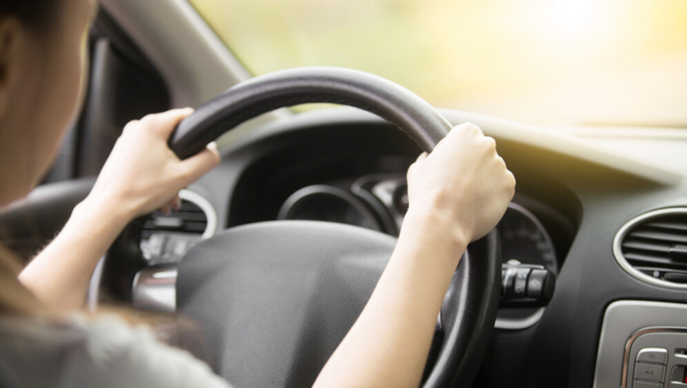 Ilustracija: dijete za volanom