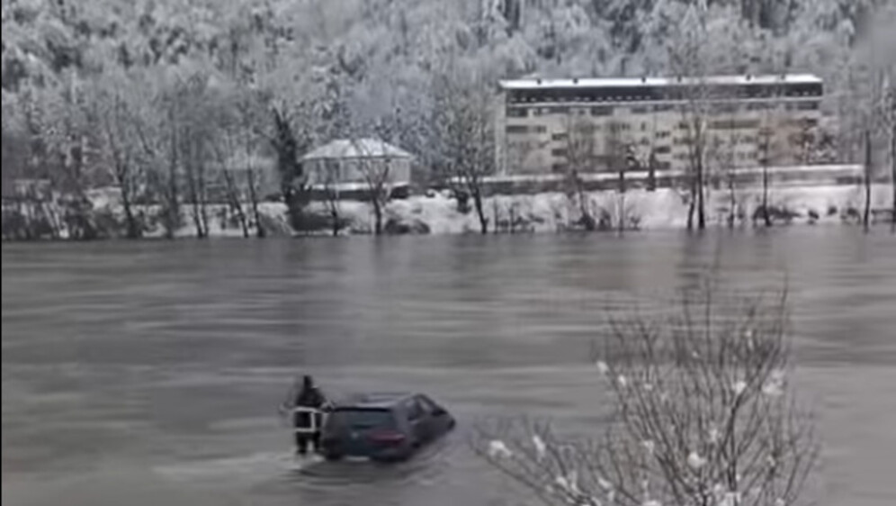 Vatrogasac izvlači automobil u Zvorniku