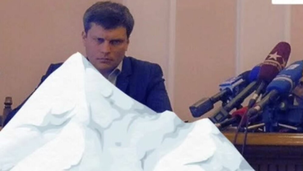 Namršteni muškarac u memeu oko snijega u Zagrebu