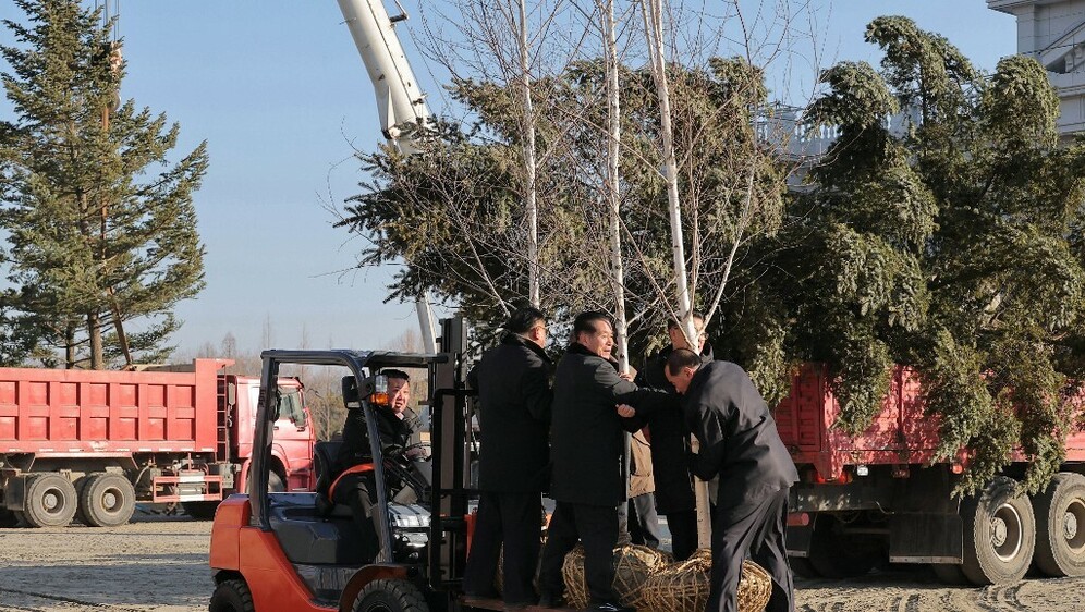 Kim Jong Un za volanom viljuškara i s lopatom u ruci - 10