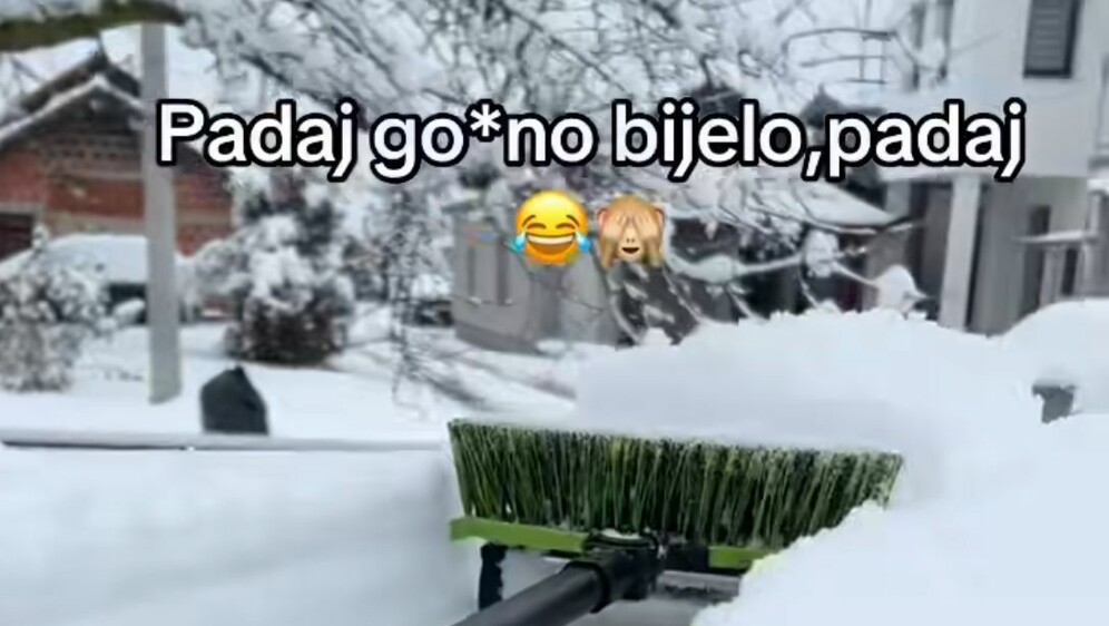 Čišćenje snijega s automobila